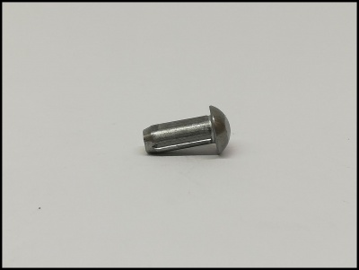 Parafuso de metal prateado sobre fundo branco