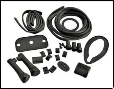 Conjunto de peças pretas de borracha variadas sobre fundo branco