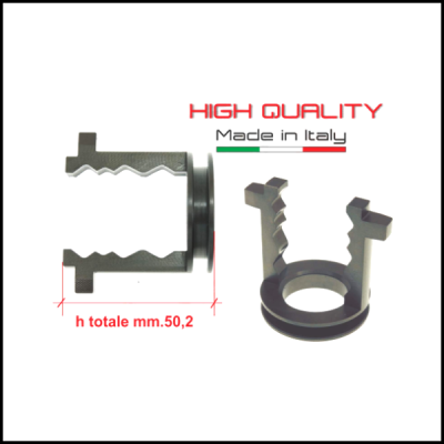 Peças metálicas cinzentas tipo garra com base circular preta e texto 'HIGH QUALITY Made in Italy' sobre fundo branco