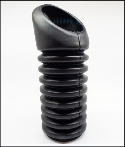 Objeto cilíndrico preto com textura ondulada e abertura oval