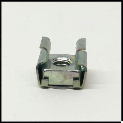 Porca metálica quadrada com rosca central prateada