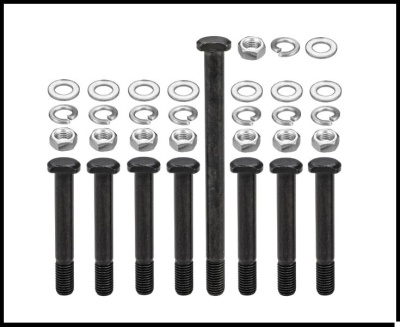 Conjunto de parafusos, porcas e arruelas de metal organizados sobre fundo branco