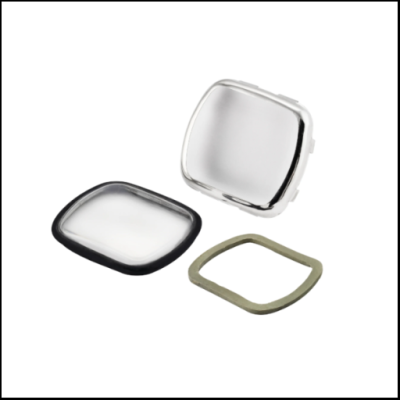 Três peças de relógio ou visor, metal prateado, lente transparente e peça beige sobre fundo branco