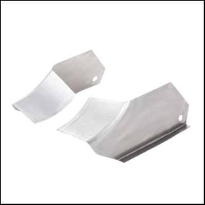 Duas pás metálicas prateadas com furo em fundo branco