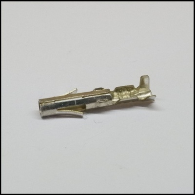 Terminal elétrico metálico prateado em fundo branco