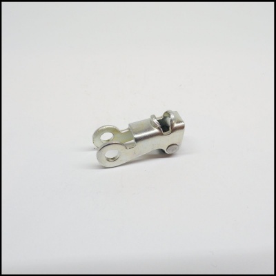 Conector metálico prateado com orifícios em fundo branco