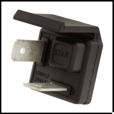 Relé elétrico preto com terminais metálicos e texto STAR