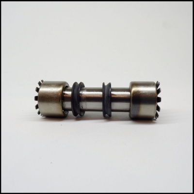 Peça metálica cilíndrica com dentes nas extremidades e juntas em preto.