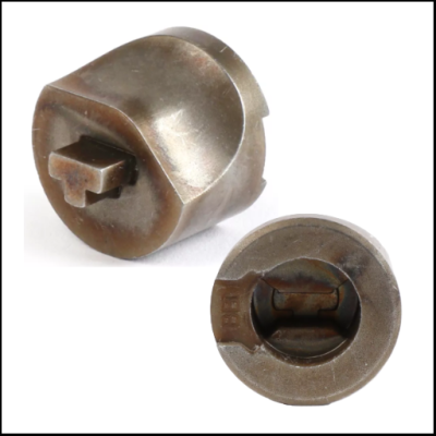 Peças metálicas cilíndricas castanhas com peça em T e texto BIO