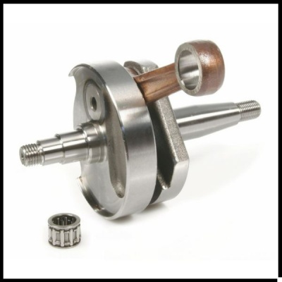 Virabrequim metálico com biela cobre e rolamento em fundo branco