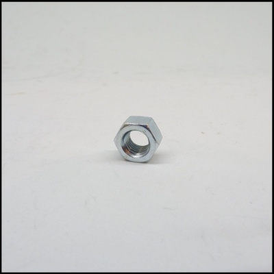 Porca metálica hexagonal prateada com rosca interna