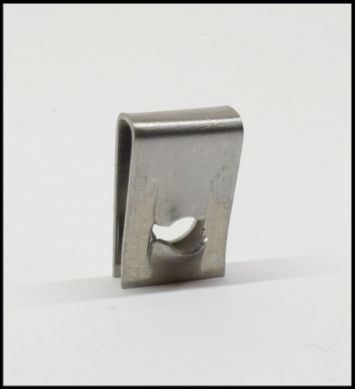 Clipe de metal prateado com orifício oval