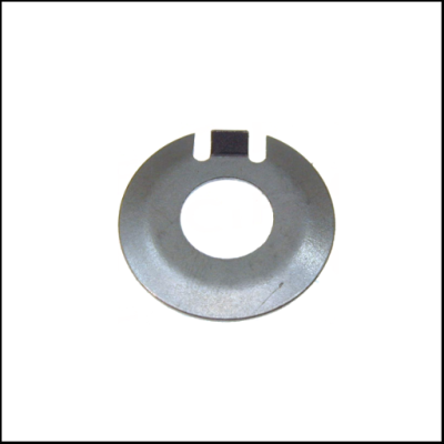 Disco metálico circular prateado com orifício central e duas aberturas retangulares