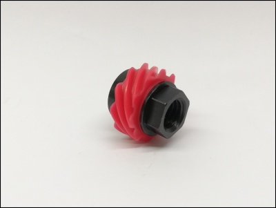 Engrenagem vermelha e preta helicoidal sobre fundo branco