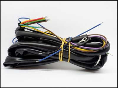 Conjunto de cabos elétricos isolados com fios de cores variadas e fundo branco