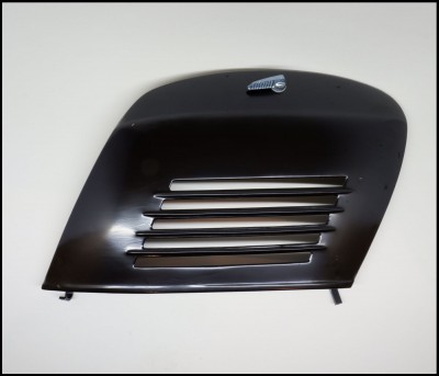 Grelha de carro preta com aberturas horizontais e pequeno emblema cromado