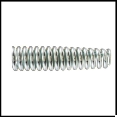 Mola metálica prateada espiral num fundo branco