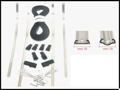 Peças de vedação para automóvel com tiras metálicas, borracha preta e parafusos em fundo branco