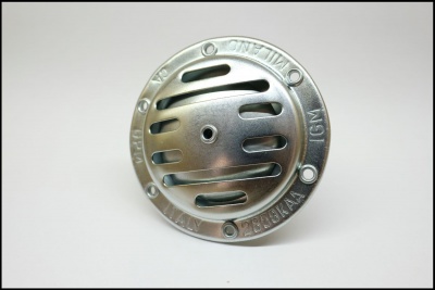 Campainha metálica prateada redonda com texto em relevo