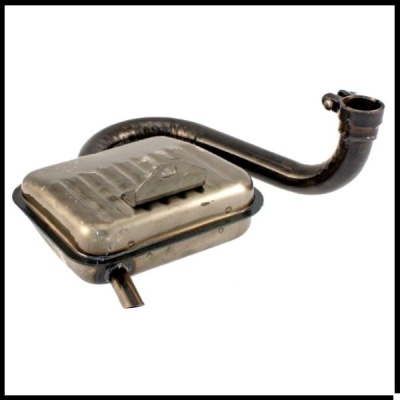 Sistema de escape metálico cinzento com tubo preto em fundo branco