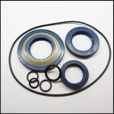 Conjunto de anéis e retentores de borracha azul escuro e preto sobre fundo branco