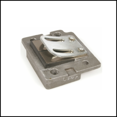Peça metálica cinzenta com placa prateada e quatro furos