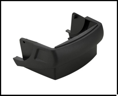 Peça preta retangular de plástico fosco com design angular em fundo branco.