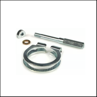 Peças metálicas variáveis incluindo abraçadeira circular, parafuso, peça semicircular e anilha sobre fundo branco