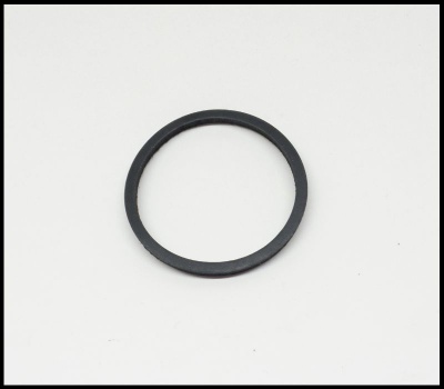 Anel de borracha preto sobre fundo branco