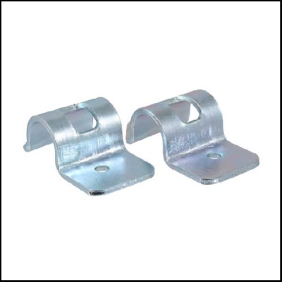 Par de suportes metálicos prateados com furo e recorte quadrado