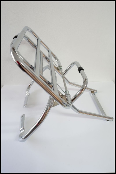 Estrutura metálica cromada para apoio ou suporte em fundo branco