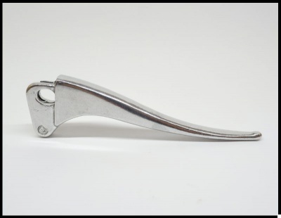 Alavanca metálica prateada curva com orifício na extremidade larga