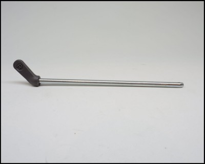 Bastão metálico fino com ponta preta em ângulo sobre fundo branco