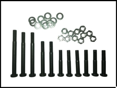 Parafusos, porcas e arruelas metálicas organizados sobre fundo branco