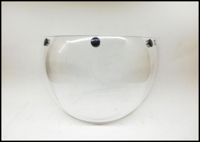 Viseira facial transparente com fechos metálicos e botão preto