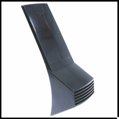 ventoinha portátil preta com design angular e grelha frontal