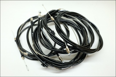 Conjunto de cabos pretos para bicicleta com extremidades metálicas