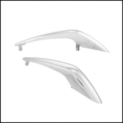 Puxadores de porta metálicos prateados com design aerodinâmico sobre fundo branco