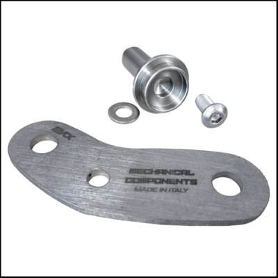 Componentes mecânicos metálicos prateados com texto gravado