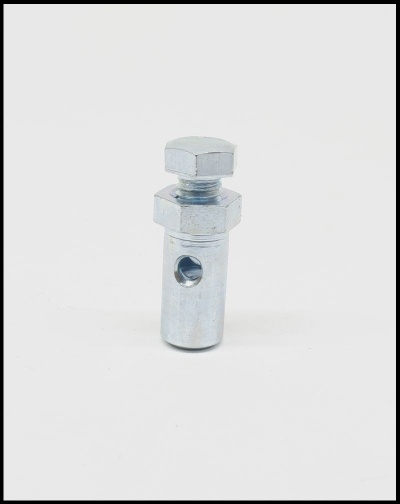 Parafuso metálico prateado com porca e orifício em fundo branco