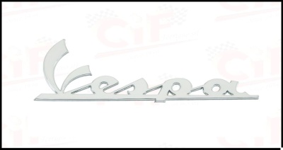 Emblema metálico prateado com a palavra Vespa em estilo cursivo