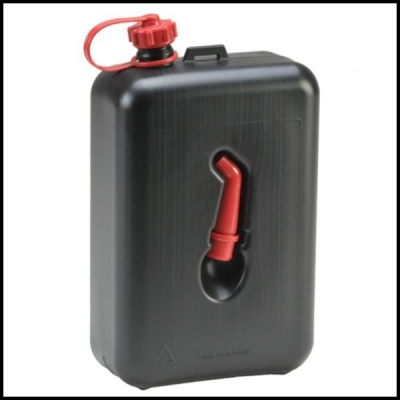 Recipiente plástico preto com tampa e bico vermelhos