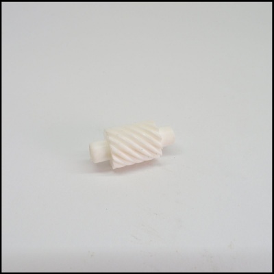 Peça cilíndrica branca com sulcos helicoidais sobre fundo branco