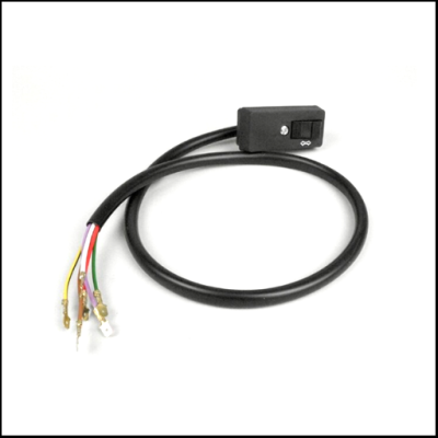 Cabo preto com interruptor e fios coloridos com terminais em fundo branco