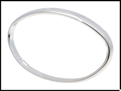 Bracelete oval prateado liso e brilhante