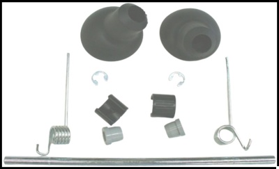 Conjunto de peças automóvel em metal, borracha e plástico sobre fundo branco