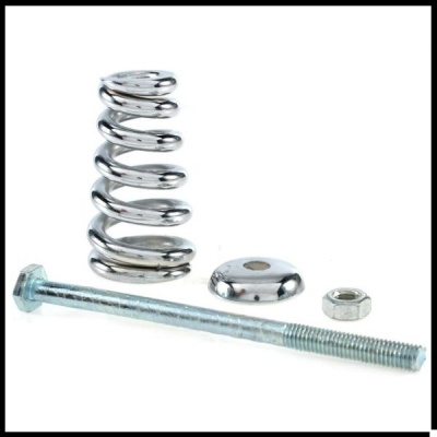 Conjunto de mola, parafuso, porca e arruela prateados