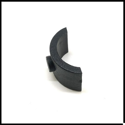 Peça plástica curva preta com relevo em fundo branco