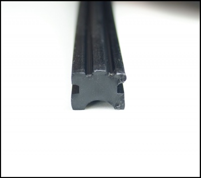 Perfil de borracha preto com ranhuras verticais