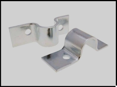 Dois suportes metálicos prateados com orifícios para fixação